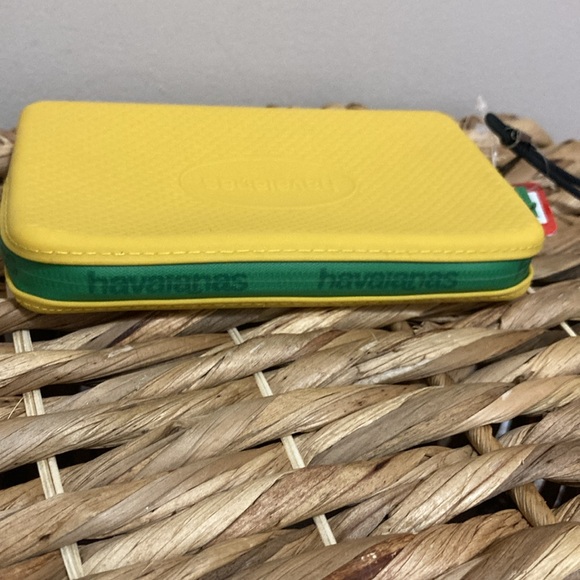 🆕 Havaianas Yellow Disney Characters Wristlet! 100% silicone! 💥 - Picture 3 of 12